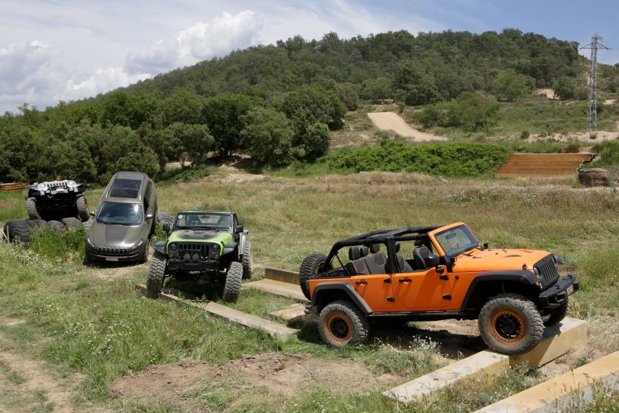  Jeep Trailcat Concept 2016 года  (фото 3 из 26)